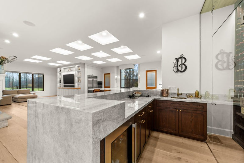 Bar into the kitchen